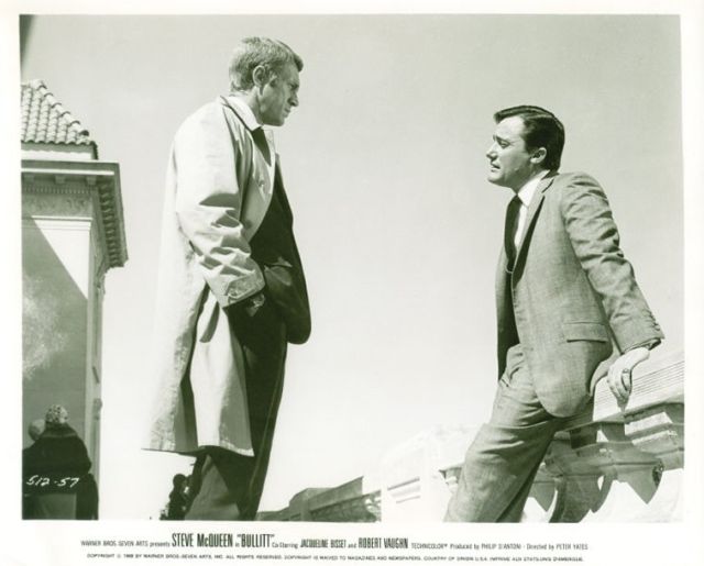 Frank Bullitt (Steve McQueen) talks to politician Walter Chalmers (Robert Vaughn).